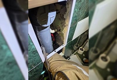 Застрявшего в простенке ванной комнаты котенка спасли в Новороссийске