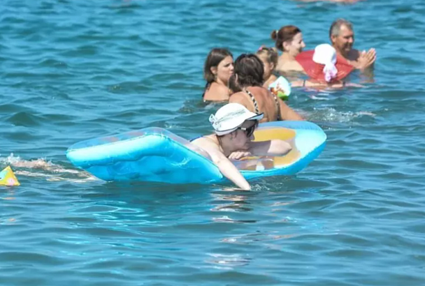 В Анапе запретили купаться в море с надувными матрасами