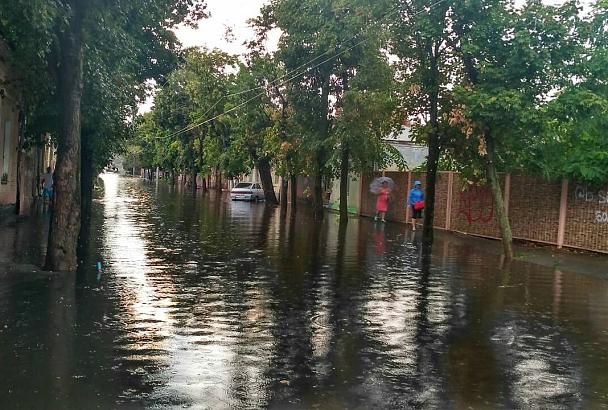 На улицы затопленного Краснодара вышла водооткачивающая техника
