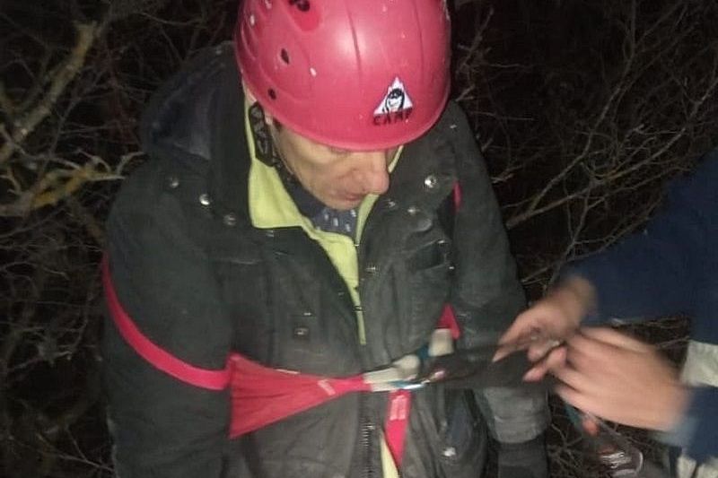 Спасатели помогли застрявшему на склоне горы мужчине