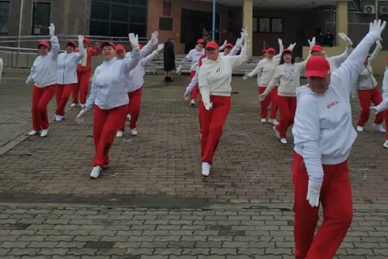 Китайская гимнастика под российские хиты: активистки краснодарской Энки создали танцевальную группу
