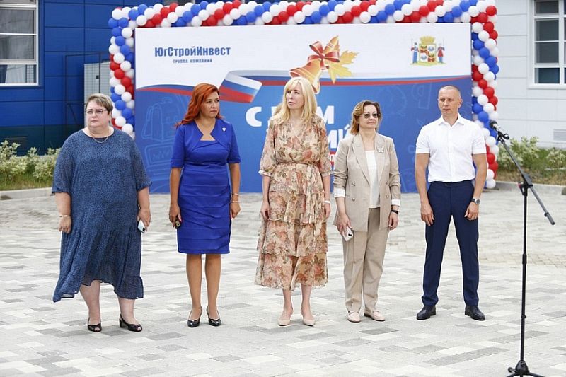 Вице-губернатор Кубани Анна Минькова посетила первый звонок в новой краснодарской школе № 97