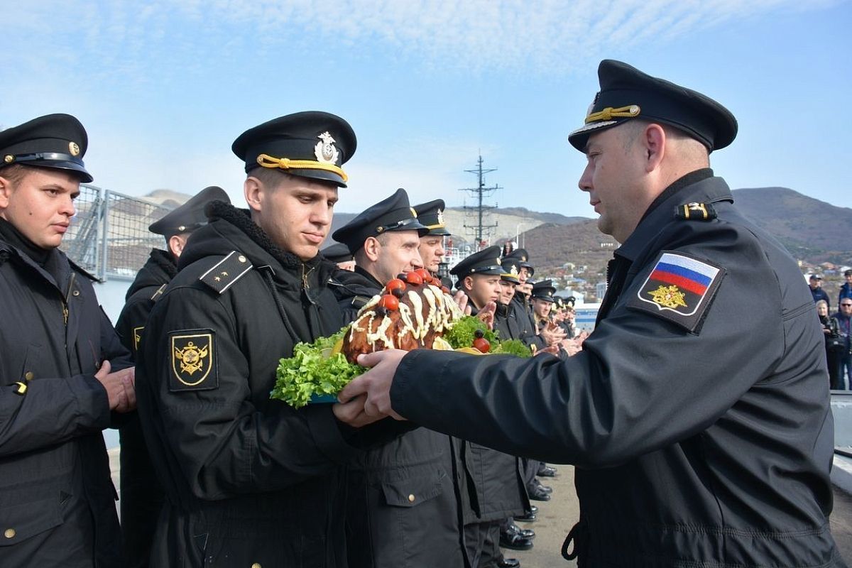 В Новороссийске патрульный корабль встретили жареным поросёнком и караваем 