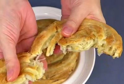 Лепёшки с луком практически из ничего: легко заменят хлеб, закуску и десерт к чаю 