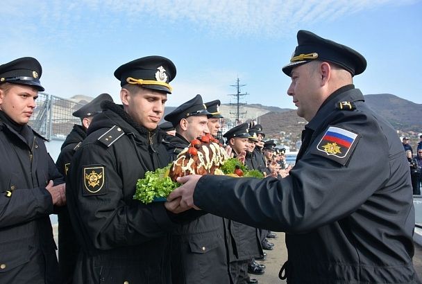 В Новороссийске патрульный корабль встретили жареным поросёнком и караваем 