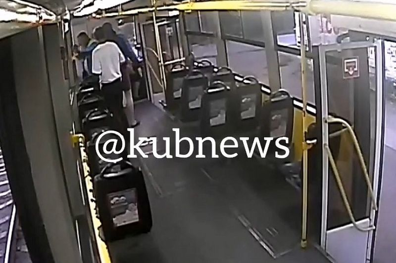 Появилось видео нападения двух молодых людей на кондуктора трамвая в Краснодаре