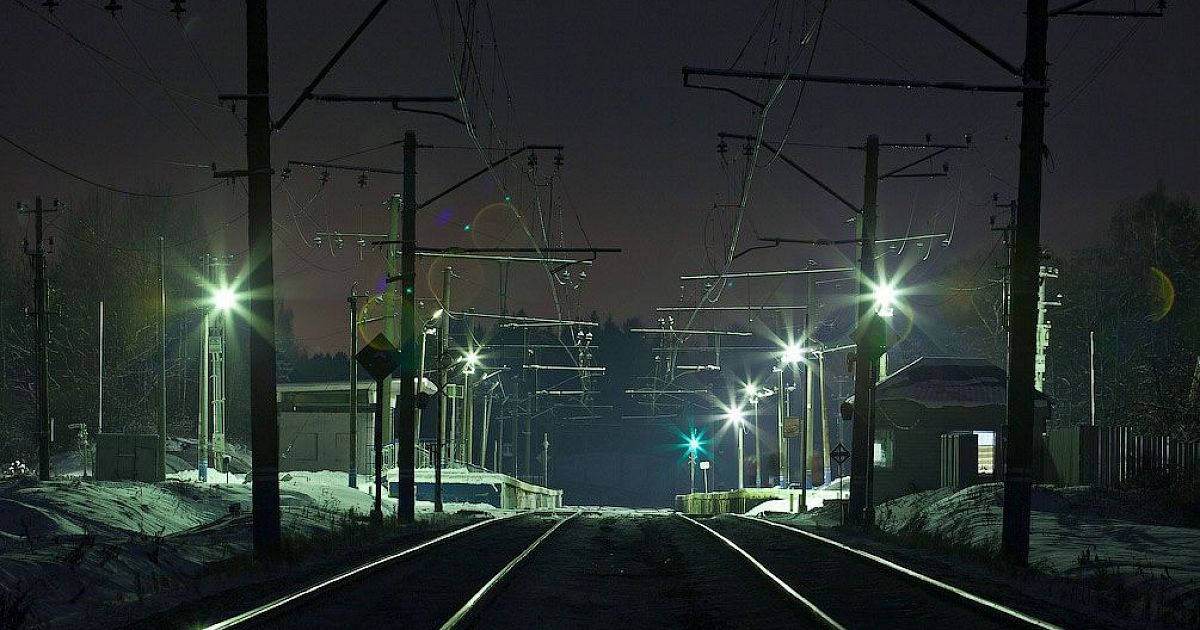 Повторяй станцию. Освещение железнодорожных станций. Освещение железной дороги. Железная дорога ночью. Станция ночью.