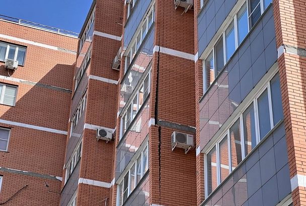 Большую трещину обнаружили на балконах девятиэтажки в Крымске. Отселены две семьи