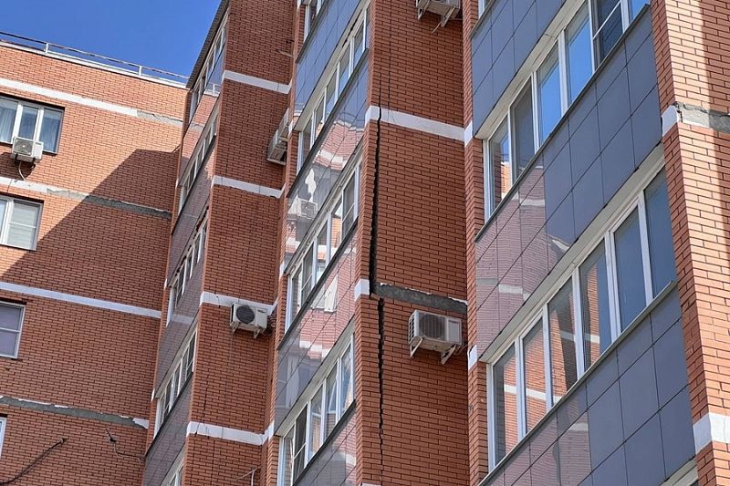 Большую трещину обнаружили на балконах девятиэтажки в Крымске. Отселены две семьи