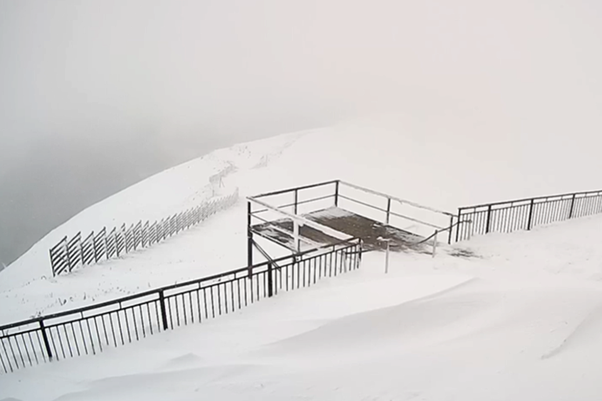 Осенний снегопад: сугробы выросли за ночь в высокогорье Сочи