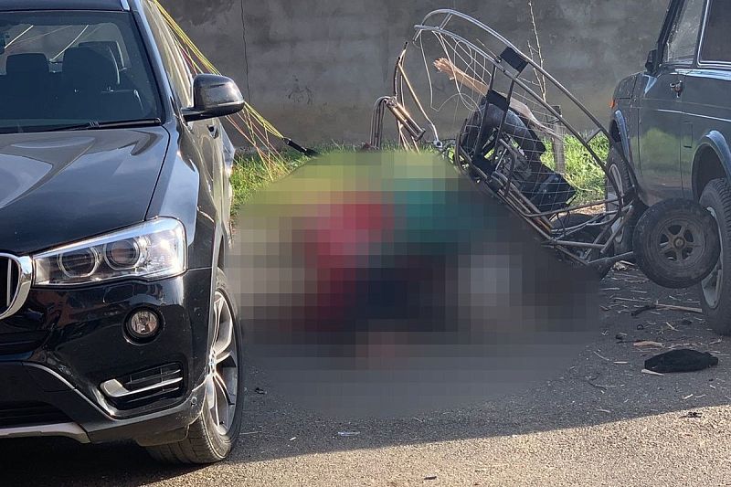 Параплан упал на автомобиль в Краснодарском крае. Пилот и пассажир погибли
