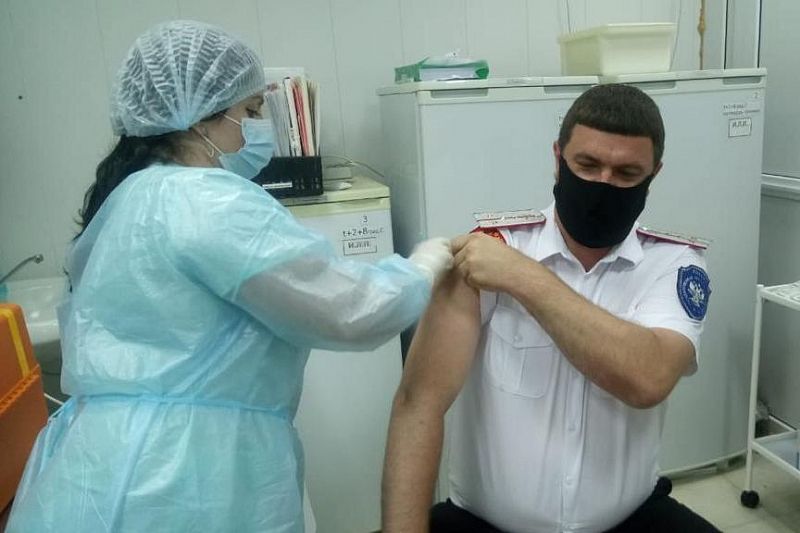 Атаман Брюховецкого района Виктор Хрущев сам сделал прививку и другим советует