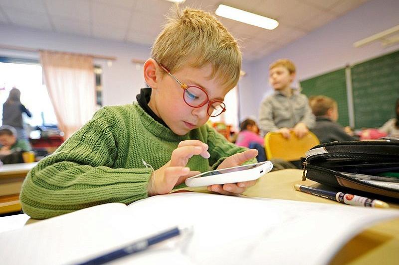 Почти половина россиян не поддерживает идею с запретом смартфонов в школе 
