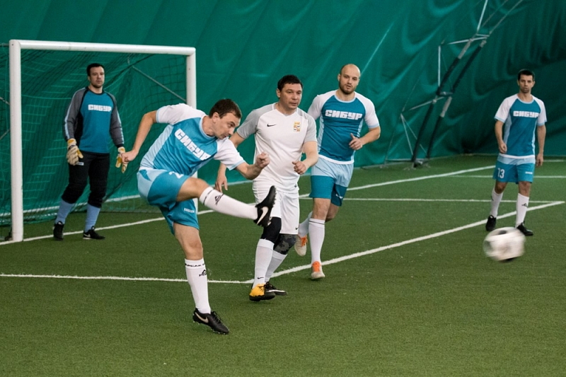 Команда мэра Краснодара сыграла в футбол со специалистами по проектированию нефтехимических заводов России  
