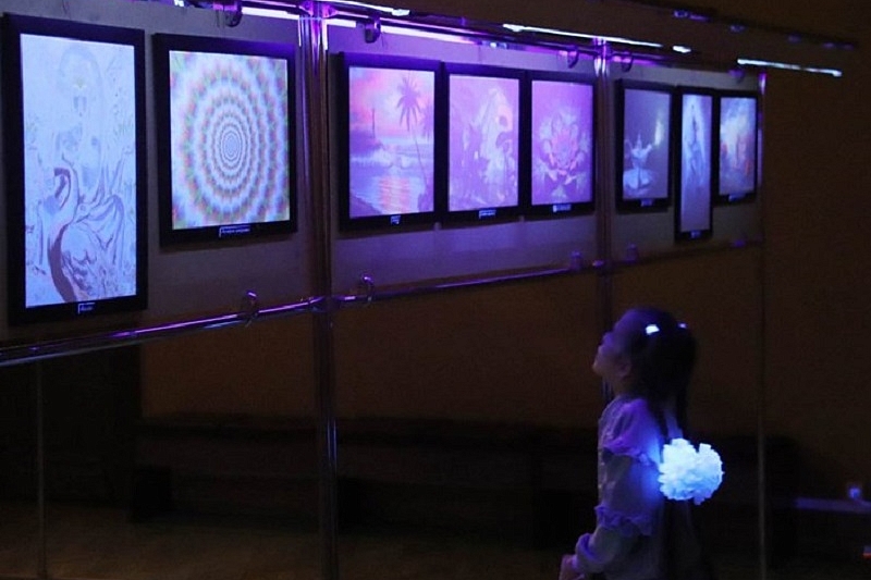 В Краснодаре открылась шоу-выставка исчезающих картин «Мир ультрафиолета» 