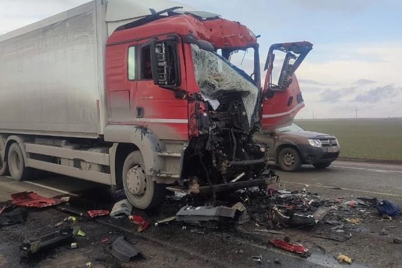 Жесткое ДТП с фурой, цистерной и «Газелью» произошло на трассе в Краснодарском крае
