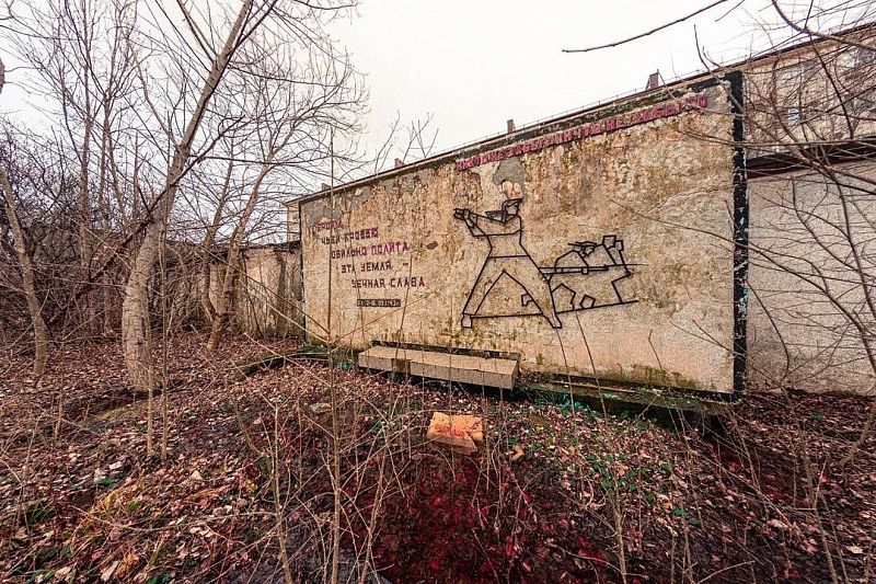 В Новороссийске разрушается «Памятная стена» в честь героев ВОВ