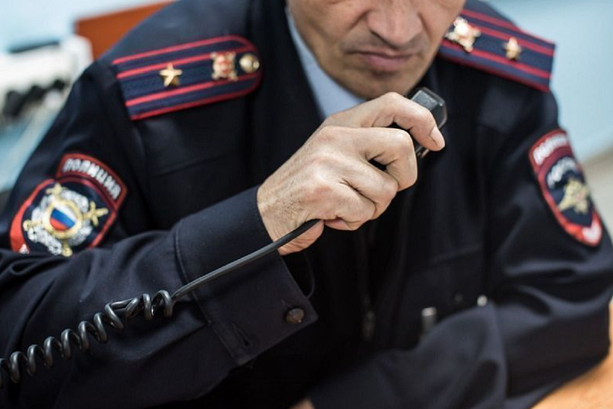 Полиция Новороссийска ищет мужчину, пристававшего к школьницам в лифте