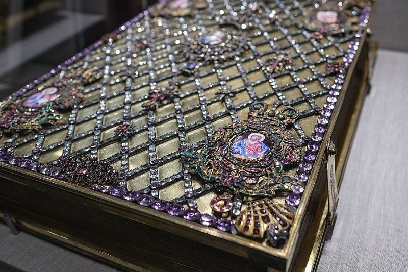 Уникальные ювелирные изделия XVIII века представили в Краснодаре