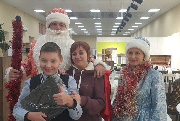 Новороссийские спасатели подарили ребенку ноутбук