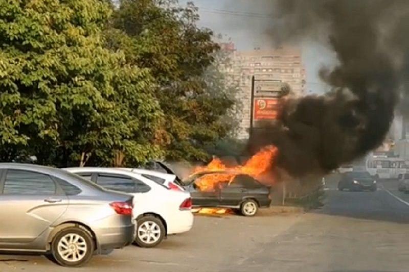 На улице Кореновской в Краснодаре сгорел автомобиль (видео)