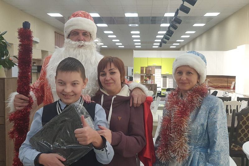 Новороссийские спасатели подарили ребенку ноутбук