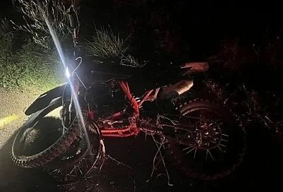 Без прав и защиты: 18-летний студент на эндуро врезался дорожный знак и погиб в Краснодарском крае