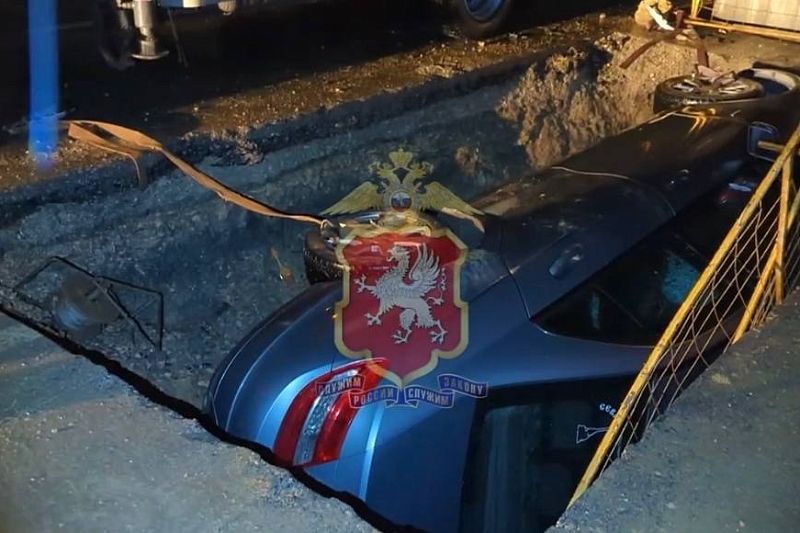 В Севастополе автомобиль опрокинулся в котлован