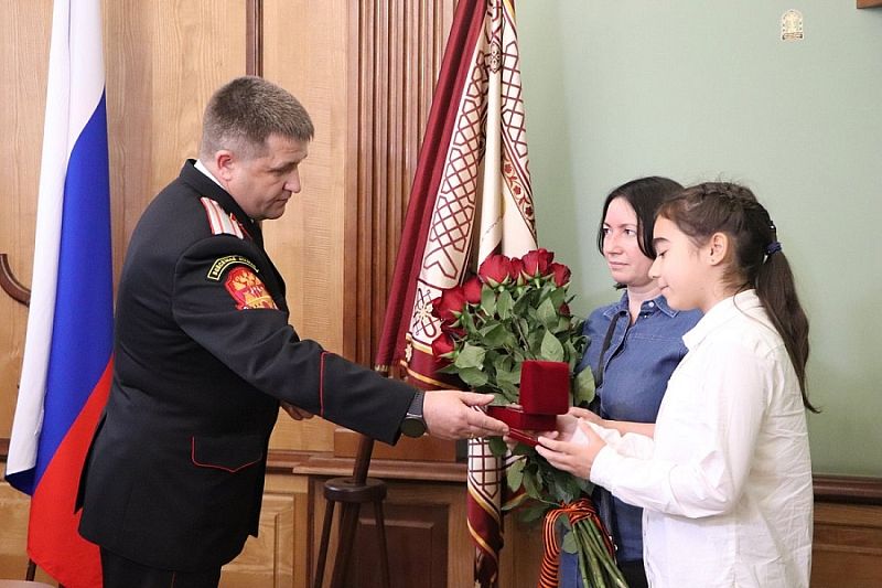 В Краснодаре семье погибшего военнослужащего Росгвардии передали орден Мужества
