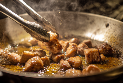 Оджахури на сковороде готовлю за полчаса: быстро обжариваю мясо и картофель — и ужин получается «как в Грузии»