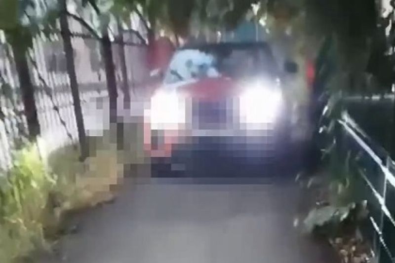 В Краснодаре женщину на кабриолете оштрафовали за езду по тротуару рядом со школой  