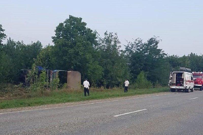 В Краснодарском крае водитель фуры из-за инсульта съехал с дороги и умер