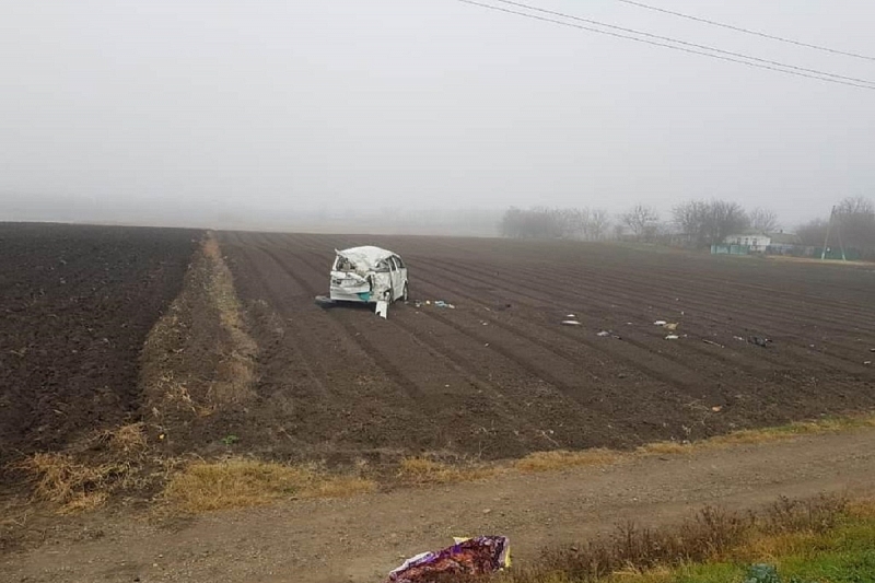 В Краснодарском крае из-за тумана на дороге опрокинулась иномарка. Водитель погиб