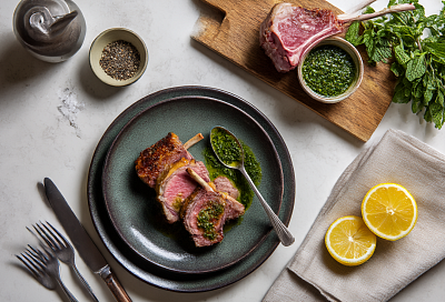 Нежная баранья корейка с хрустящей корочкой и мятным соусом