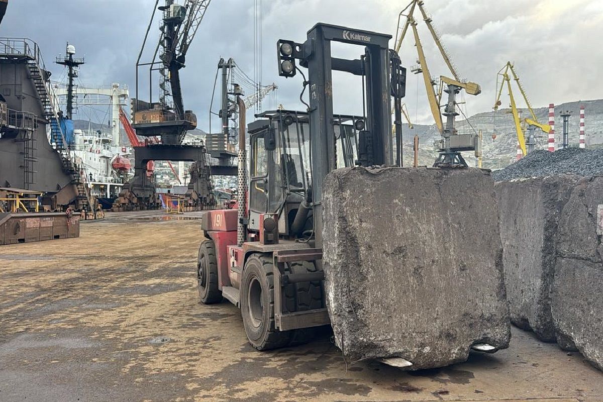 Автопогрузчик сбил сотрудницу склада на территории причала в Новороссийске