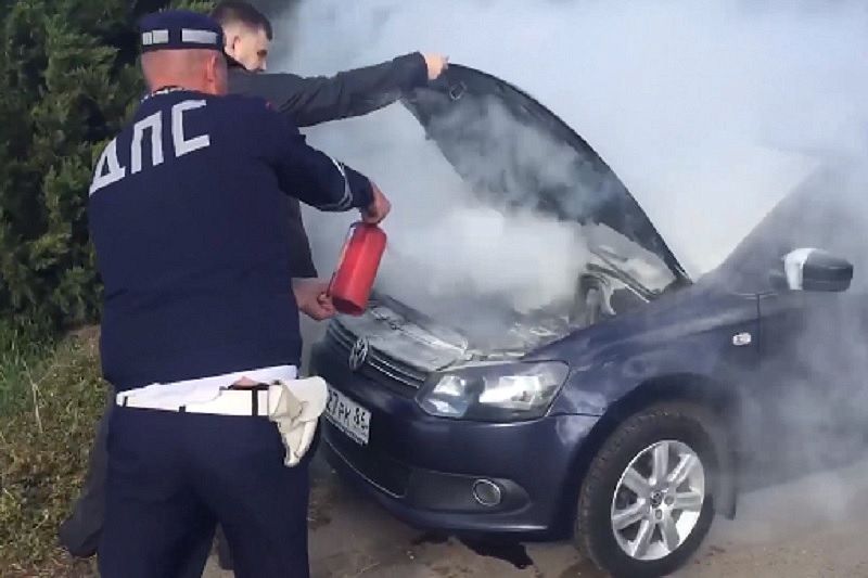 На Кубани полицейские помогли водителю потушить загоревшуюся иномарку