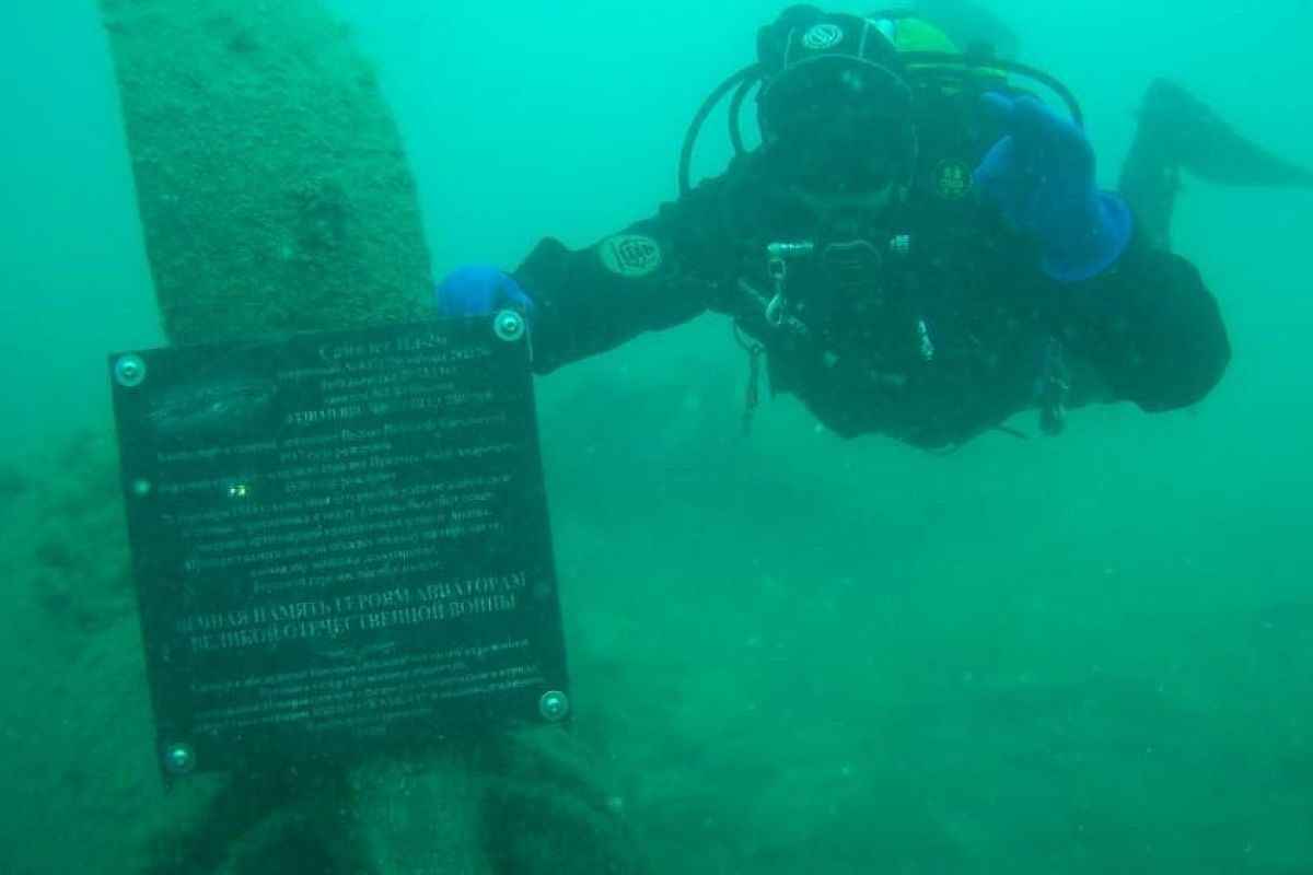 На штурмовике в море под Новороссийском к 75-летию Победы установили мемориальную табличку