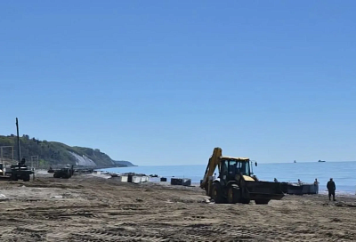 В Туапсе продолжают работы по ликвидации разлива нефтепродуктов после беспилотной атаки ВСУ 