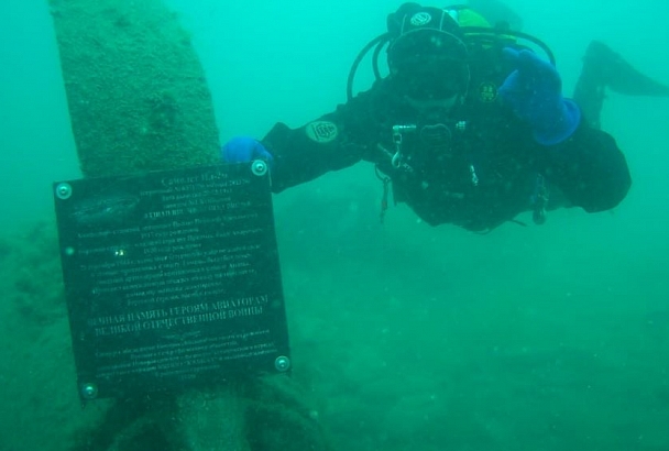 На штурмовике в море под Новороссийском к 75-летию Победы установили мемориальную табличку