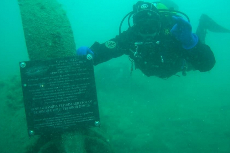 На штурмовике в море под Новороссийском к 75-летию Победы установили мемориальную табличку