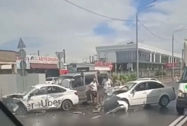 Такси столкнулось с двумя автомобилями в Краснодаре. Пострадали двое