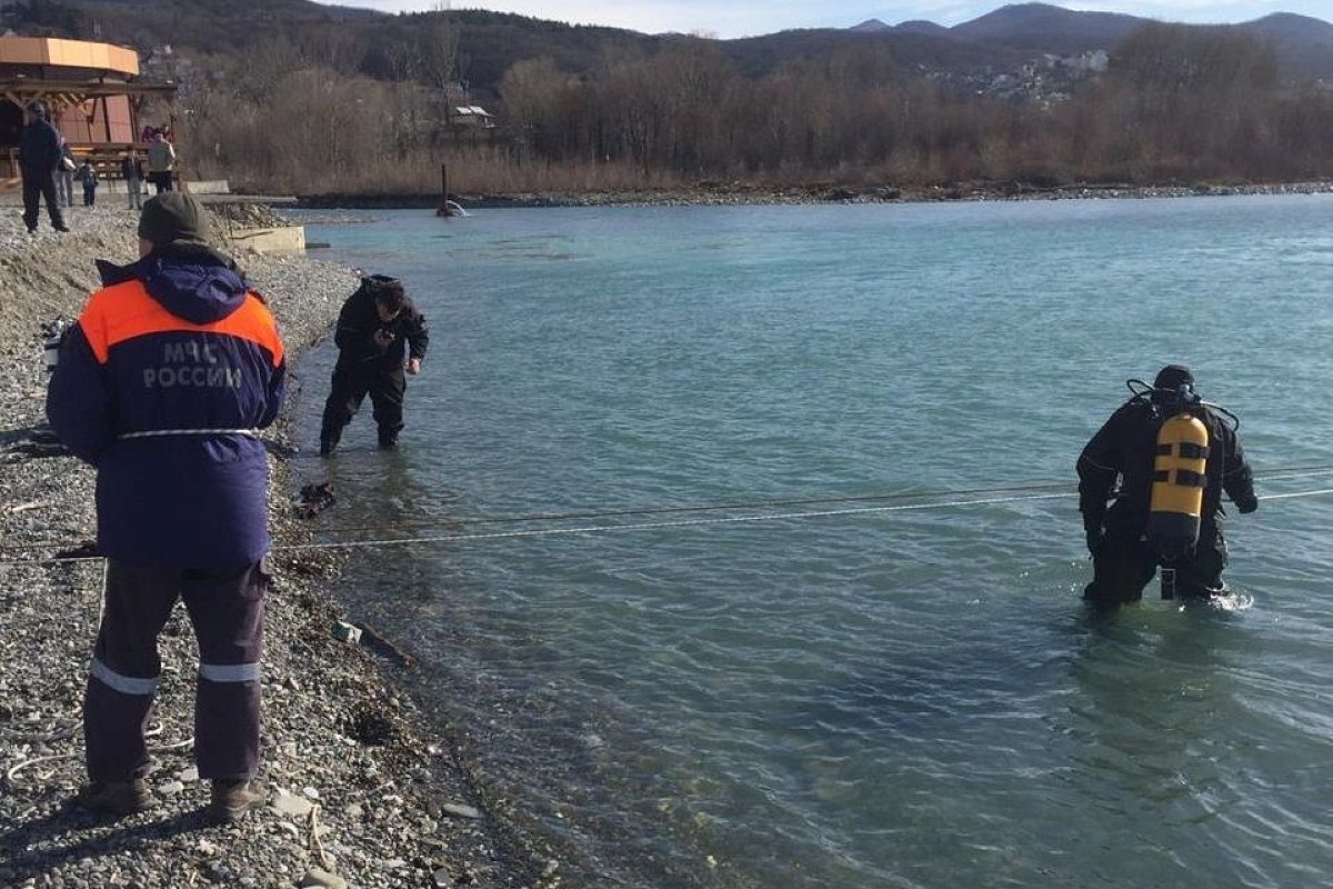 Водолазы прекратили поиски унесенных в море школьников в Сочи из-за шторма и нулевой видимости