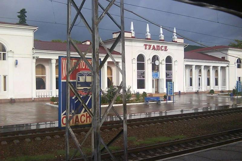 В Краснодарском крае 15-летняя девочка попала под поезд и выжила