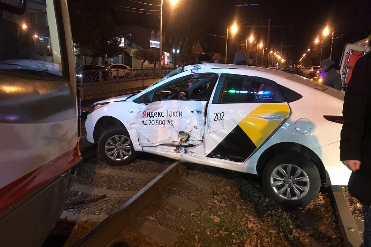 В Краснодаре водитель Яндекс.Такси протаранил трамвай