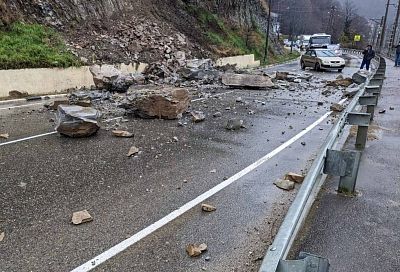 Оползень с крупными камнями сошел на дорогу в Туапсинском районе