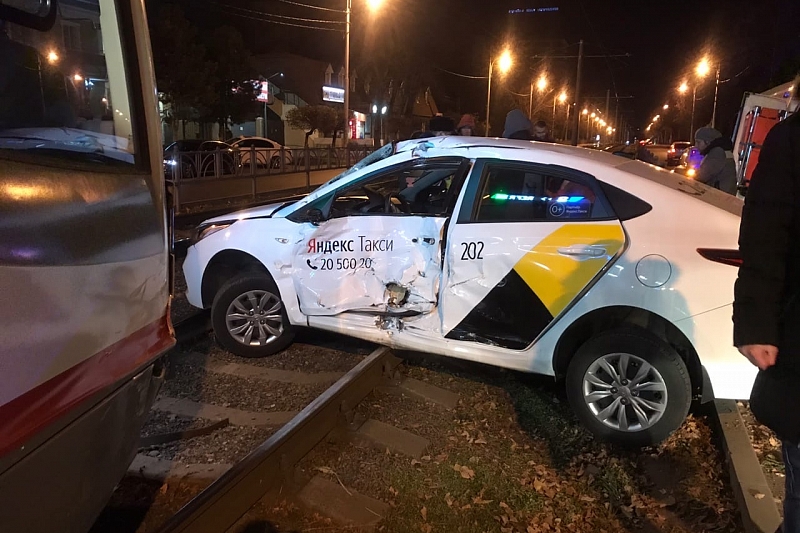 В Краснодаре водитель Яндекс.Такси протаранил трамвай