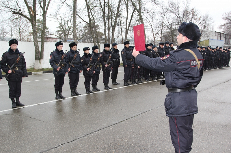 В Краснодаре молодые сотрудники ППС полиции приняли присягу