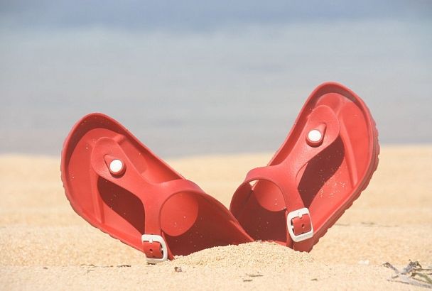 Не дальше пляжа: почему шлепки - худшая обувь для лета в городе