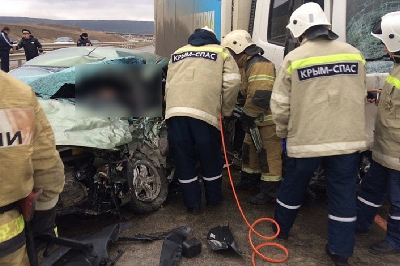 В Крыму в жестком ДТП с фурой и грузовиком погиб житель Краснодарского края