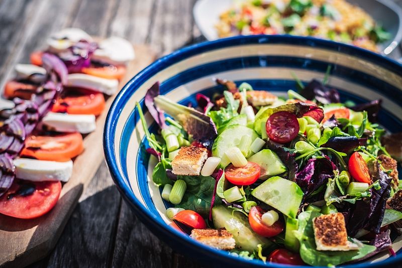Мало пользы: диетолог развеяла популярный миф об овощных салатах